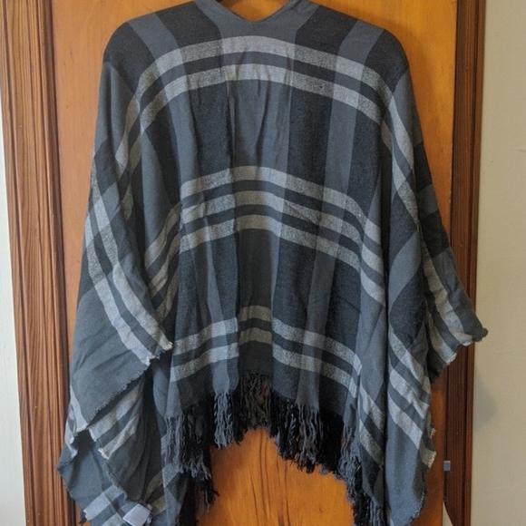 Siizu poncho shawl - Picture 4 of 4